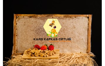 Büyük Çerçeveli Petek Balı Ortalama 3 Kg Büyük Çerçeveli Petek Balı Ortalama 3 Kg