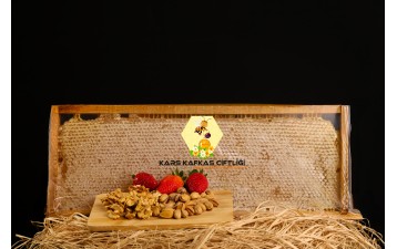 Küçük Çerçeveli Petek Balı Ortalama 2.3 Kg Küçük Çerçeveli Petek Balı Ortalama 2.3 Kg